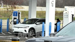 Global EV Market Analysis: Growth Slows to Under 1% Amidst North American and Chinese Slumps - image 4