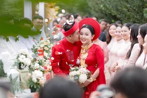 Extravagant Mekong Delta Wedding Stuns Social Media with Basins Full of Gold - image 1