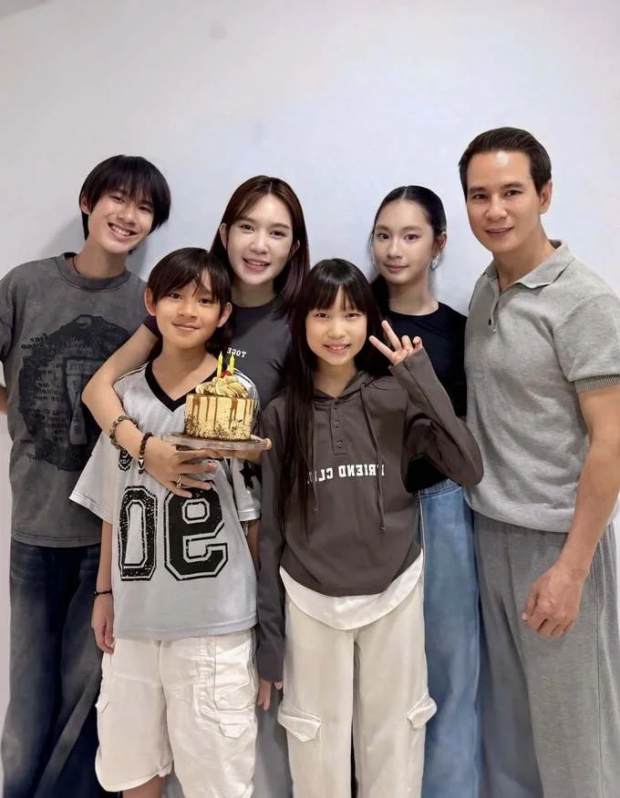 Minh Ha Captivates Fans with Ageless Beauty Alongside Her Four Children