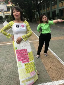 Elegant and Creative: The Vietnamese Teacher Transforming the Traditional Ao Dai - image 4