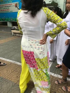Elegant and Creative: The Vietnamese Teacher Transforming the Traditional Ao Dai - image 2