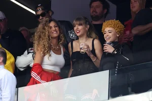 Taylor Swift Sets Global Record as Thousands Track Her Private Flight to Australia - image 0