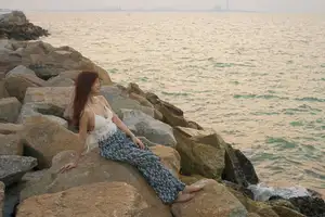 YiTuYu Vol.8725 Chenaling_CL: Captivating Asian Muse in a Dreamy Sunset Glow - image 0