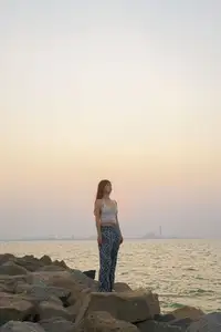 YiTuYu Vol.8725 Chenaling_CL: Captivating Asian Muse in a Dreamy Sunset Glow - image 2