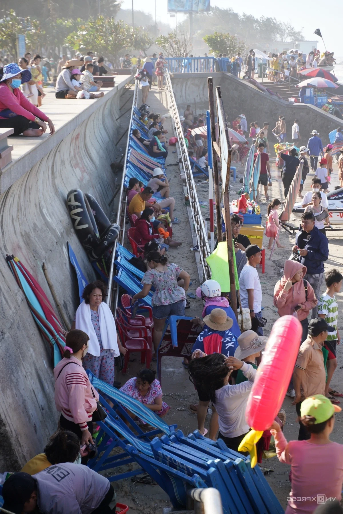 Vung Tau Beaches Packed with Crowds During Tet Holiday Despite Rough Sea Conditions