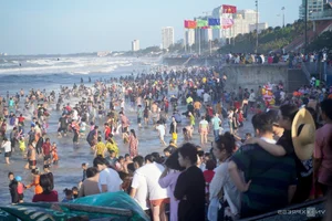 Vung Tau Beaches Packed with Crowds During Tet Holiday Despite Rough Sea Conditions - image 1
