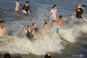 Vung Tau Beaches Packed with Crowds During Tet Holiday Despite Rough Sea Conditions - image 10