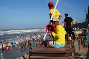Vung Tau Beaches Packed with Crowds During Tet Holiday Despite Rough Sea Conditions - image 5