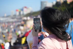 Vung Tau Beaches Packed with Crowds During Tet Holiday Despite Rough Sea Conditions - image 4