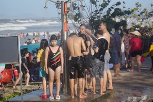 Vung Tau Beaches Packed with Crowds During Tet Holiday Despite Rough Sea Conditions - image 2