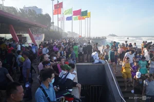 Vung Tau Beaches Packed with Crowds During Tet Holiday Despite Rough Sea Conditions - image 8