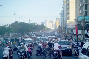 Vung Tau Beaches Packed with Crowds During Tet Holiday Despite Rough Sea Conditions - image 6