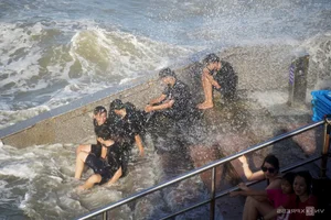 Vung Tau Beaches Packed with Crowds During Tet Holiday Despite Rough Sea Conditions - image 7