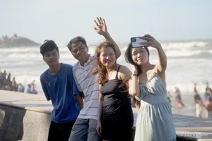 Vung Tau Beaches Packed with Crowds During Tet Holiday Despite Rough Sea Conditions - image 3