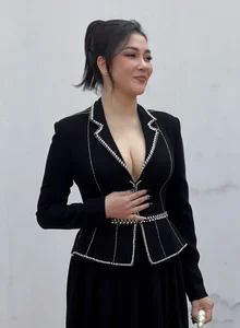 Miss Vietnam Nguyen Thi Huyen: Elegant and Sophisticated Beauty Portrait Gallery - image 8