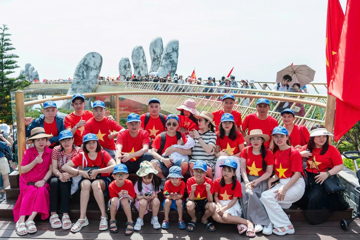 Thousands of Tourists Don Patriotic Red at Ba Na Hills for April 30th Celebrations