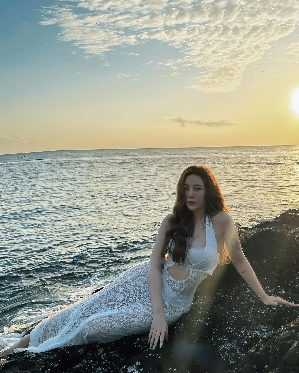 Wendy Nguyen Thanh Tuyen (FAPtv) flaunts captivating beauty and stunning figure by the sea