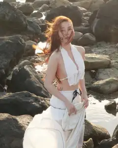 Wendy Nguyen Thanh Tuyen (FAPtv) flaunts captivating beauty and stunning figure by the sea - image 5