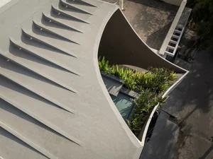 Modern Urban Townhouse Architecture: Innovative Recessed Facade Design for Contemporary City Living - image 0
