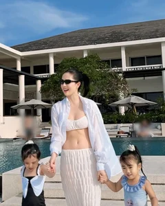 Model Ngoc Trinh Enjoys Peaceful Family Vacation with Adopted Daughter - image 4