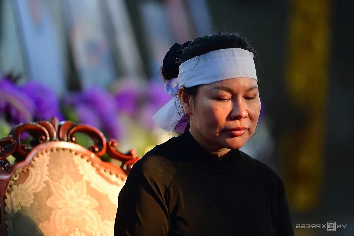 Emotional Farewell: Artists Mourn at the Memorial of Actor Quý Bình