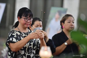 Emotional Farewell: Artists Mourn at the Memorial of Actor Quý Bình - image 4