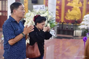 Emotional Farewell: Artists Mourn at the Memorial of Actor Quý Bình - image 8
