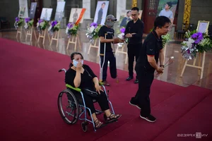 Emotional Farewell: Artists Mourn at the Memorial of Actor Quý Bình - image 10