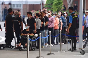 Emotional Farewell: Artists Mourn at the Memorial of Actor Quý Bình - image 2