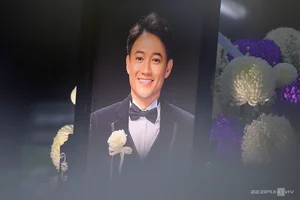 Emotional Farewell: Artists Mourn at the Memorial of Actor Quý Bình - image 11