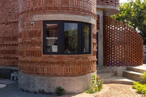 Innovative Architecture: The Unique Brick House Inspired by Rhythmic Ocean Waves - image 11