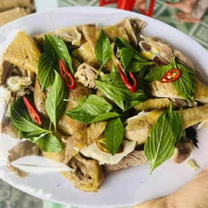 Ho Bich Tram Celebrates Father’s Memory with Heartwarming Traditional Countryside Feast - image 9