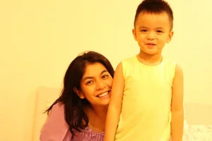 Motherhood Journey: The Pilot's Wife Who Went Viral for Breastfeeding and Raising Kids Solo - image 6