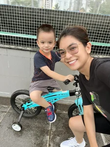 Motherhood Journey: The Pilot's Wife Who Went Viral for Breastfeeding and Raising Kids Solo - image 2