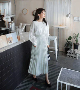 Singer Pham Quynh Anh Embraces Simple Elegance on Daughter's School Day - image 3