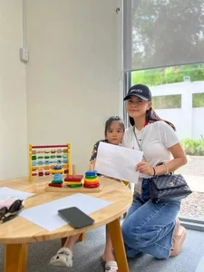 Singer Pham Quynh Anh Embraces Simple Elegance on Daughter's School Day - image 4