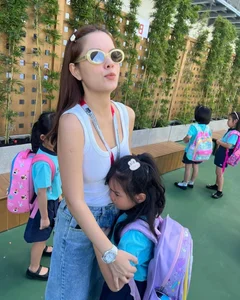 Singer Pham Quynh Anh Embraces Simple Elegance on Daughter's School Day - image 2