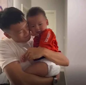 Vietnamese Football Star's Sharp New Look Leaves His Son Confused in Adorable Family Moment - image 4