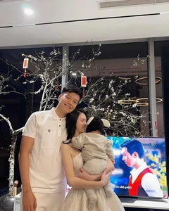 Vietnamese Football Star's Sharp New Look Leaves His Son Confused in Adorable Family Moment - image 7