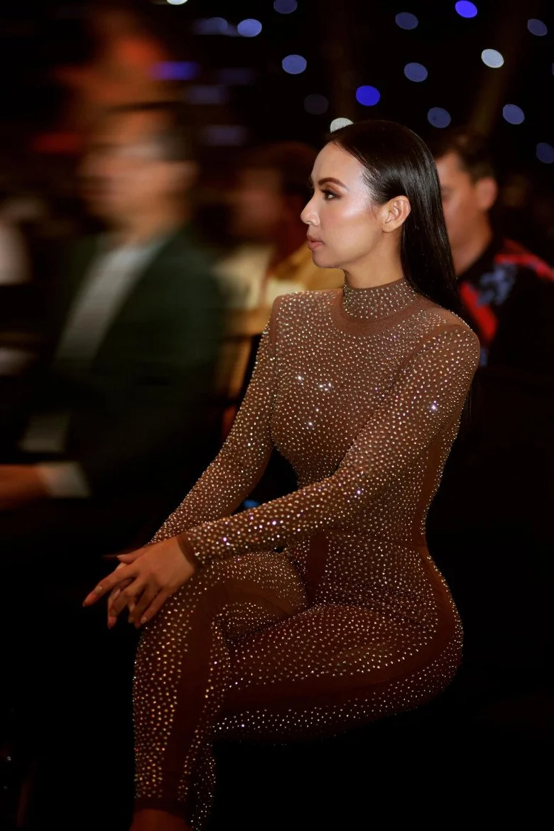 Stunning Red Carpet Look of the Overseas MC with an Hourglass Figure