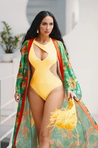 Stunning Red Carpet Look of the Overseas MC with an Hourglass Figure - image 3