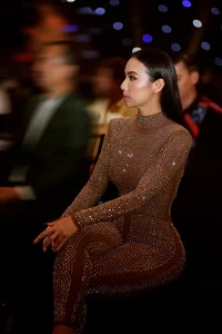 Stunning Red Carpet Look of the Overseas MC with an Hourglass Figure - image 4