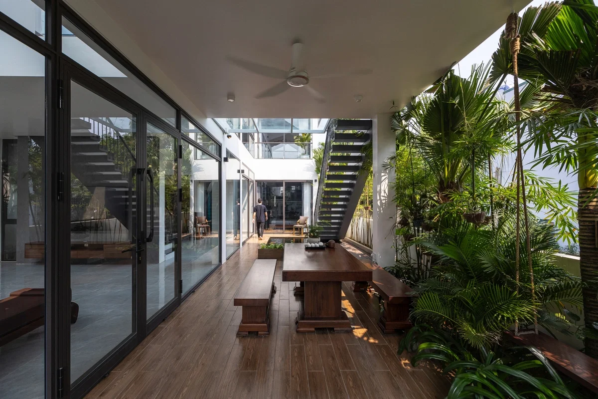 How an Alley House Transformed Into a Lush Green Oasis