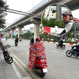 Viral Trend: Riding a Motorbike Wrapped in a Heavy Blanket - image 4