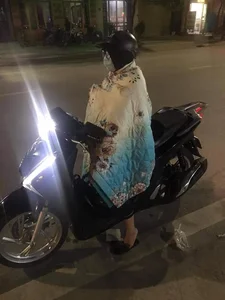 Viral Trend: Riding a Motorbike Wrapped in a Heavy Blanket - image 8