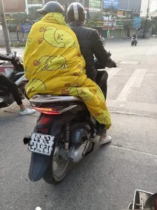 Viral Trend: Riding a Motorbike Wrapped in a Heavy Blanket - image 9