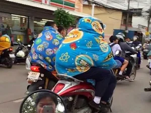 Viral Trend: Riding a Motorbike Wrapped in a Heavy Blanket - image 1