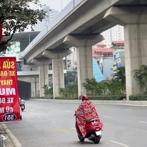 Viral Trend: Riding a Motorbike Wrapped in a Heavy Blanket - image 2