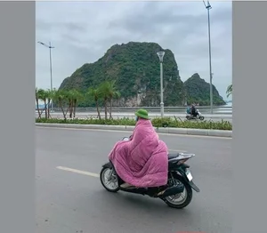 Viral Trend: Riding a Motorbike Wrapped in a Heavy Blanket - image 7
