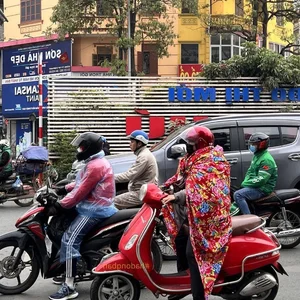Viral Trend: Riding a Motorbike Wrapped in a Heavy Blanket - image 0